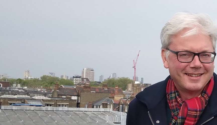 Primo da Duquesa Camilla é encontrado morto em quarto de hotel