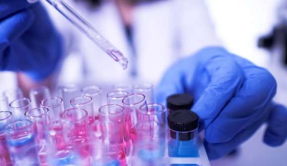 Pesquisadores encontram alterações em sangue de pessoas com COVID longa