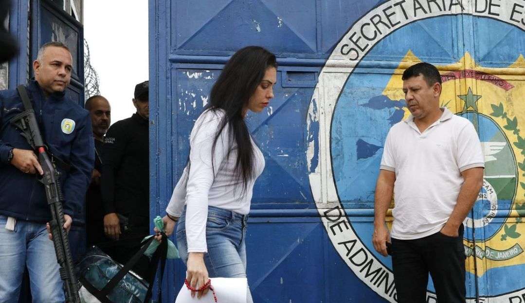 Mãe e cúmplice na morte de Henry Borel, Monique deixa prisão