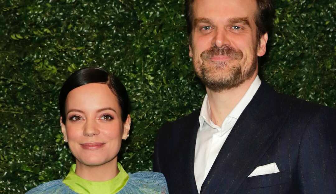 Lily Allen e David Harbour se casam em cerimônia em Las Vegas