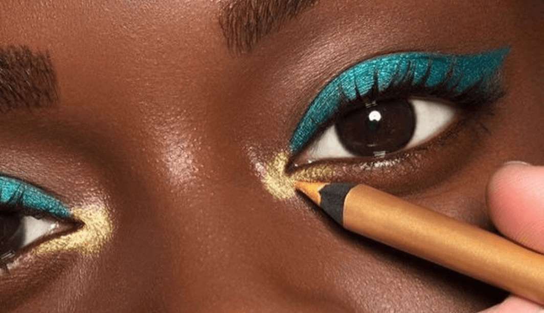 Lápis de olho colorido é a moda do momento