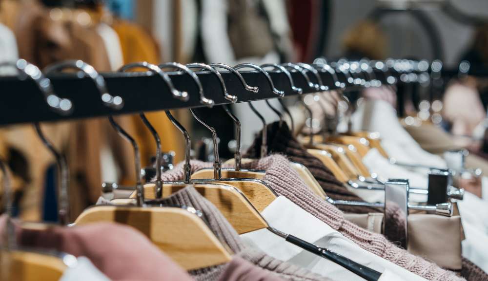 De madeira, plástico, veludo: veja qual é o melhor modelo de cabide para cada roupa