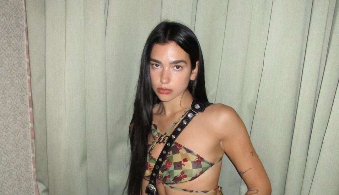 Dua Lipa aparece de maiô na beira da piscina e recebe elogiou dos fãs: “Rainha!”