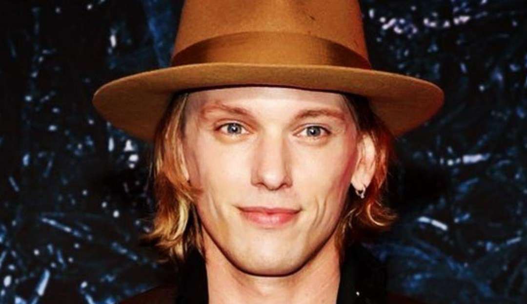 Jamie Campbell Bower contempla vilão da franquia 007