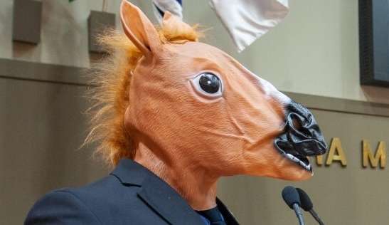 Vereador do RS usa máscara de burro em homenagem a Olavo de Carvalho