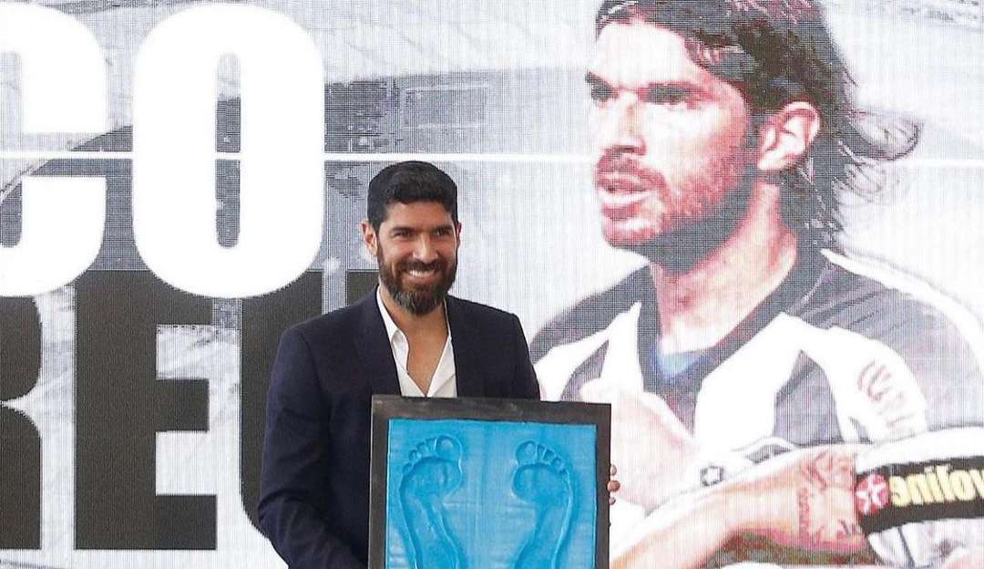 Loco Abreu é homenageado em calçada da fama do Maracanã