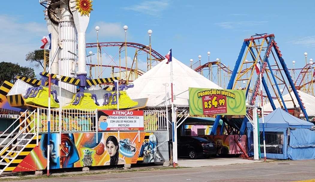 Brinquedo despenca em parque de diversões no litoral de SP e deixa 3 pessoas feridas