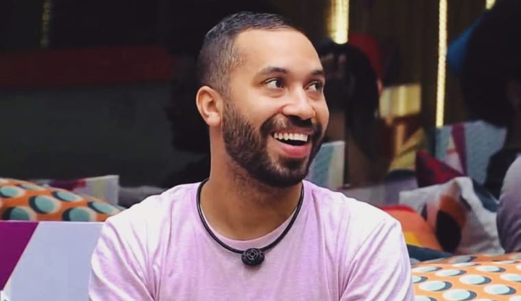 BBB21: Gil fala que está com saudades de boy após ver Sarah e Juliette se abraçando e brinca: “/Me possua”/