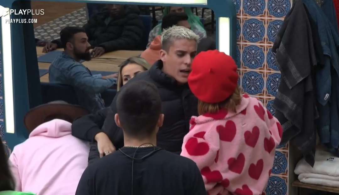 A Fazenda: Tiago e Deborah Albuquerque discutem na madrugada