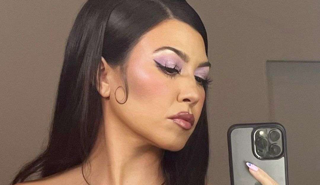 Kourtney Kardashian posta foto com mão na barriga e gera rumor de gravidez