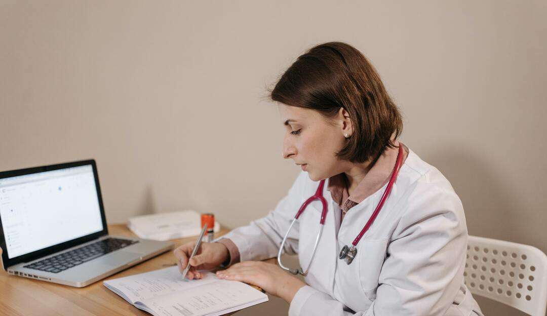 Entenda o que causa a foliculite e aprenda como proceder