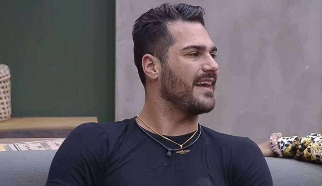 Shay diz ter recebido uma ligação de alerta antes de entrar no reality