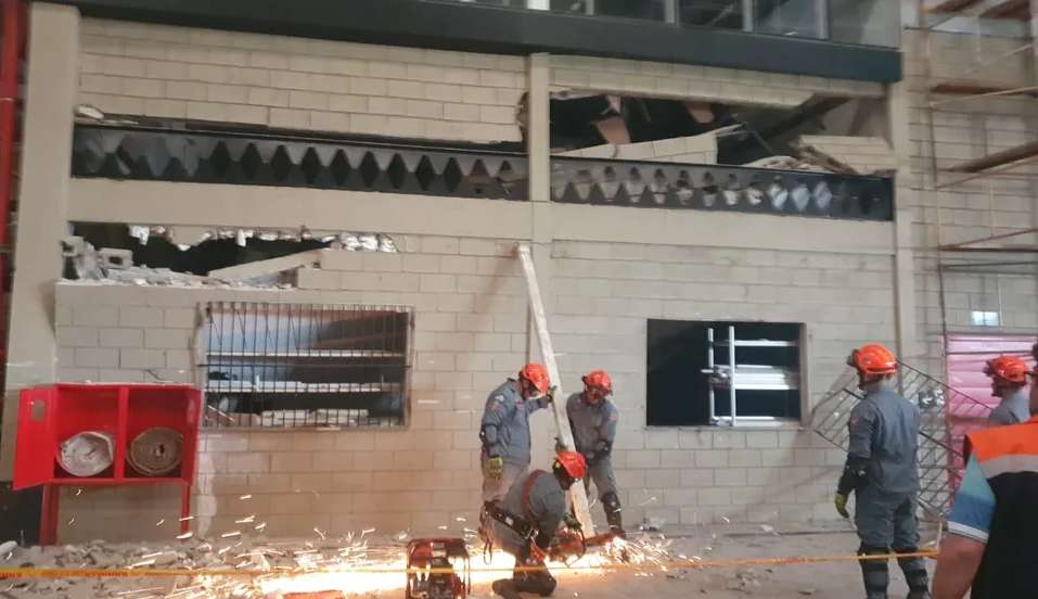 Desabamento em Itapecerica da Serra deixa mortos e feridos