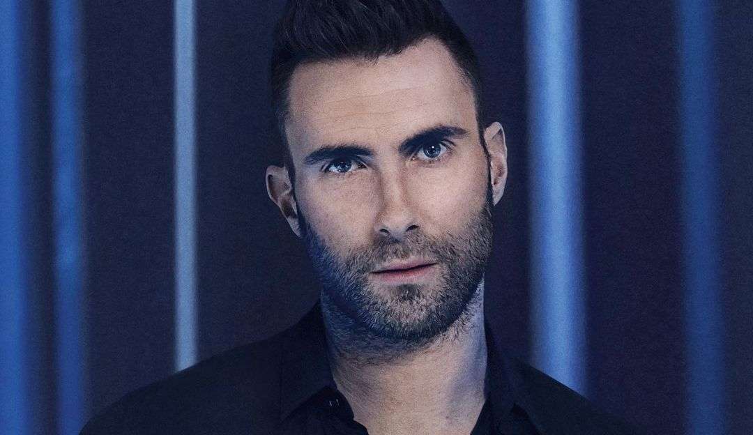 Adam Levine nega affair, mas admite flerte com modelo