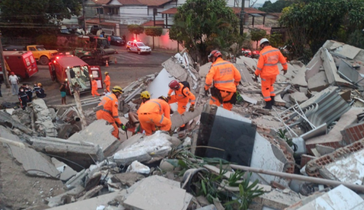 Prédio de cinco andares desaba em Belo Horizonte