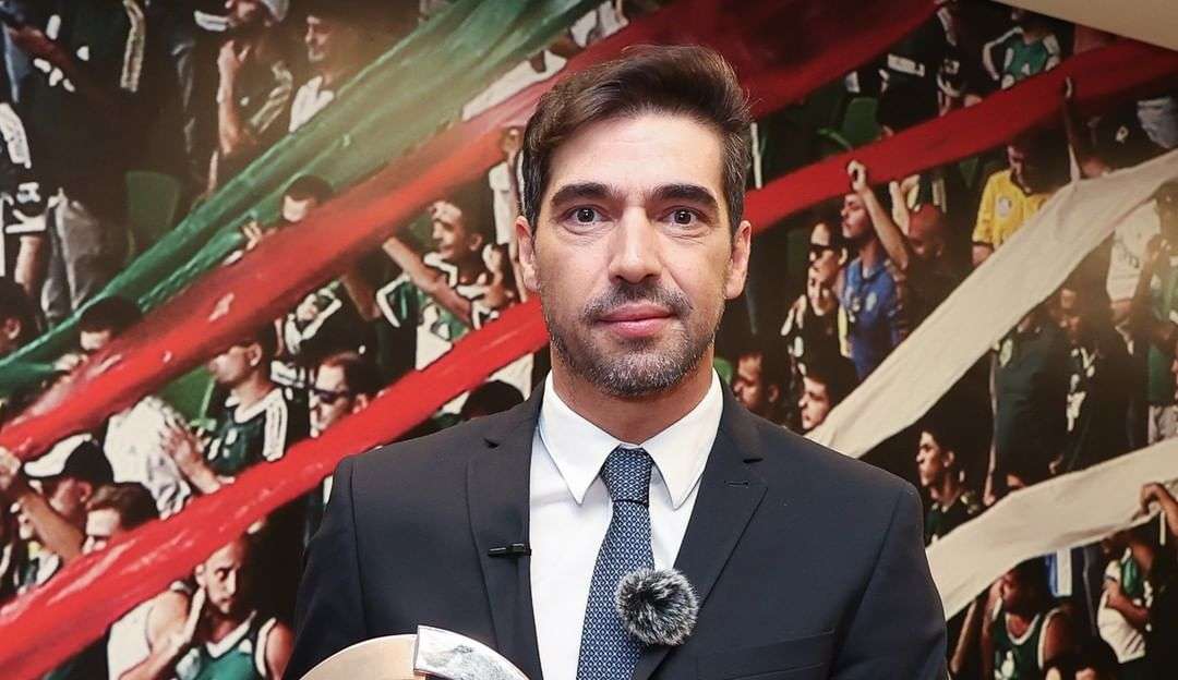 Abel Ferreira recebe prêmio da federação portuguesa