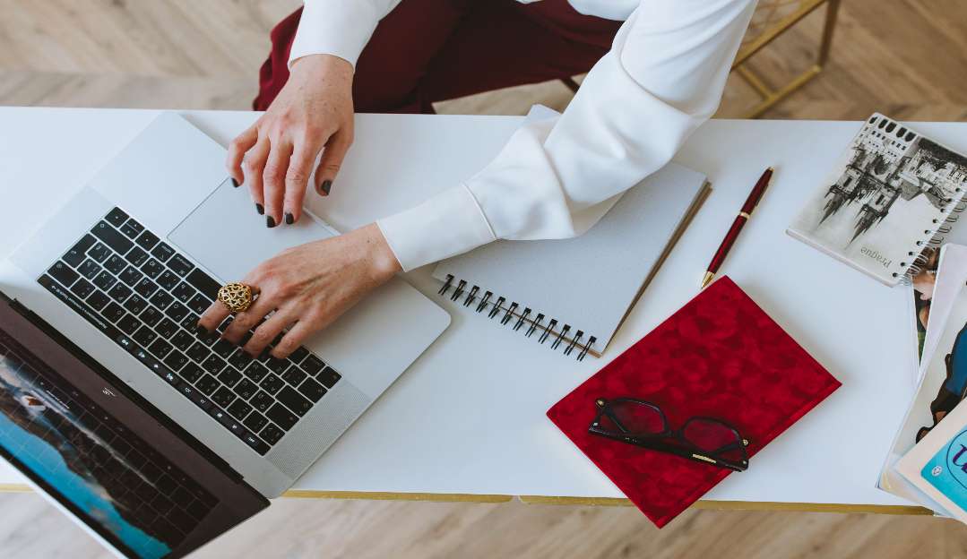 Unhas onduladas: entenda o que causa