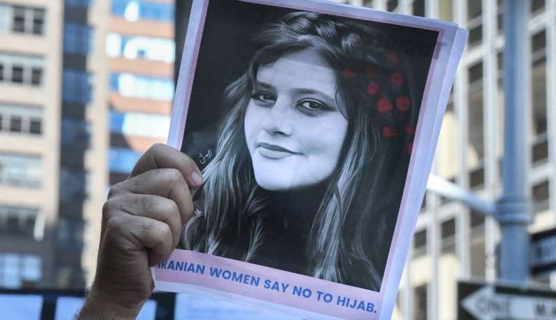 Jovem morre no Irã após ser detida por uso incorreto de véu na cabeça