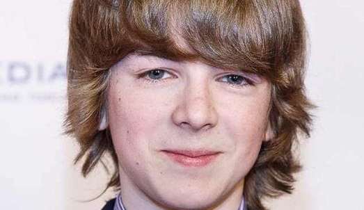 Ator de Riverdale é condenado à prisão perpétua por assassinar a mãe