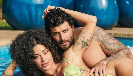 Jesus Luz e Aline Campos aparecem nus e exibem marca de nascimento idênticas