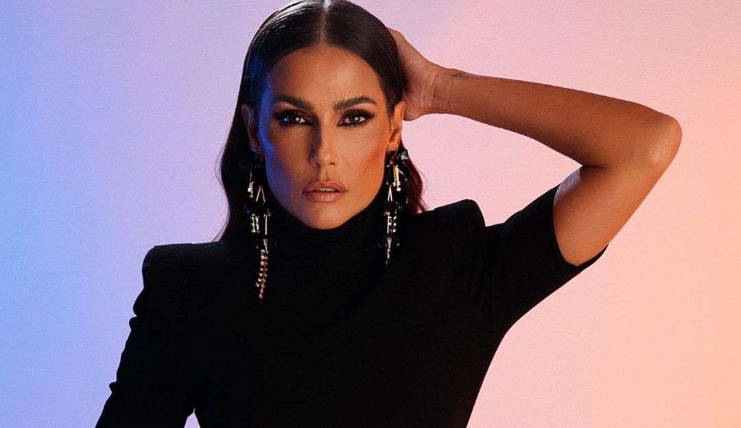 Deborah Secco aparece com visual exótico em programa da TV Globo