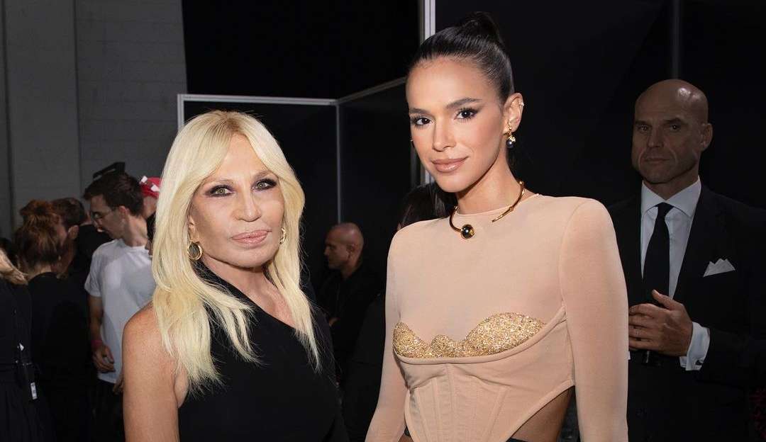 Donatella Versace posta foto com Bruna Marquezine na semana de moda de Milão