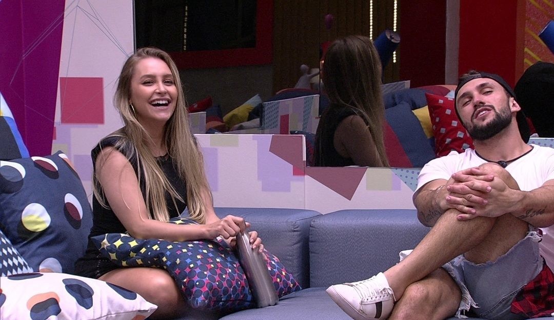 Carla Diaz comenta mudança de postura de Arthur