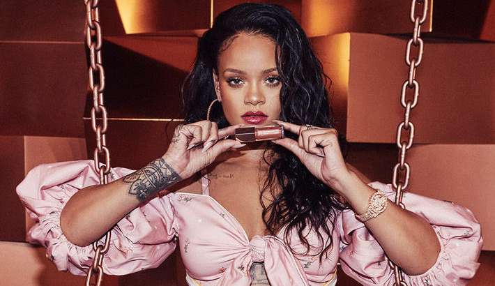 Rihanna para a internet ao anunciar show no próximo Super Bowl