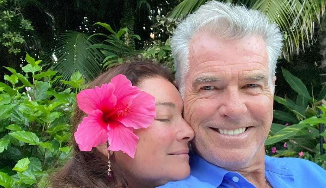 Com 21 anos de relacionamento, ator Pierce Brosnan homenageia a esposa em aniversário: “Vamos em frente”
