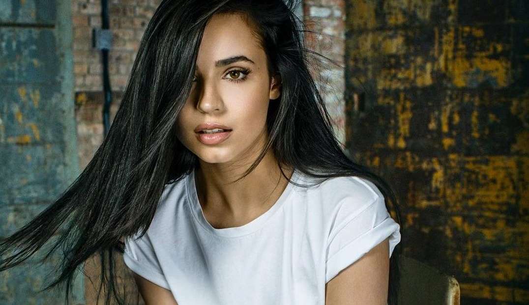 “Carry On” com Sofia Carson será o novo suspense natalino da Netflix