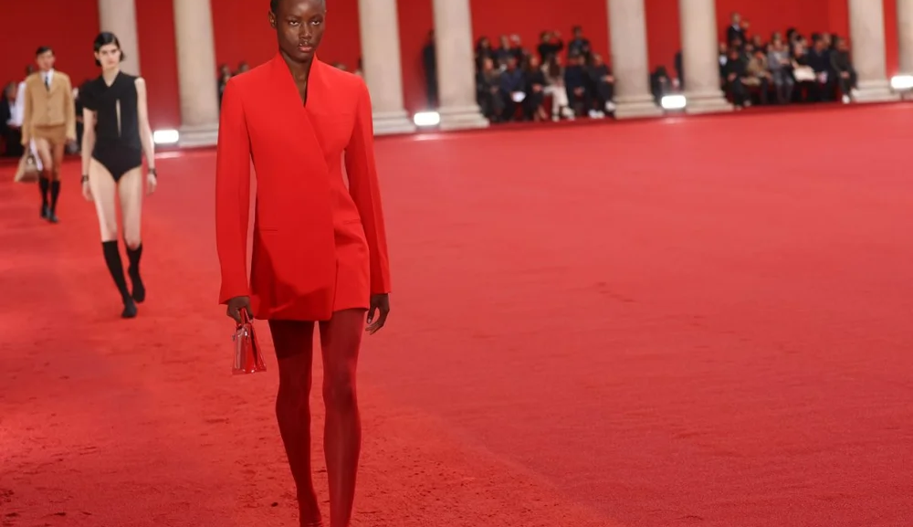 Davis Maximilian estreia em frente a Ferragamo com sua concepção de vitrine