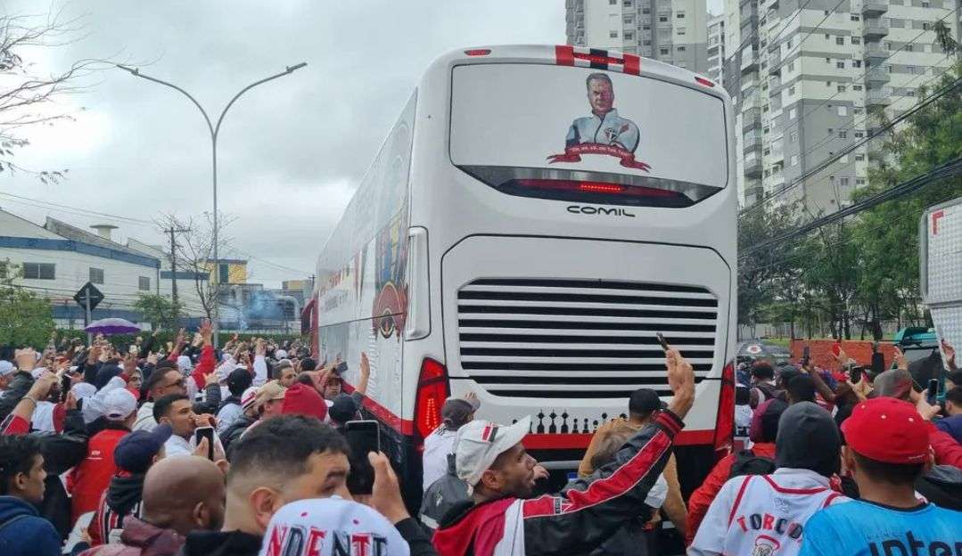 Atletas do São Paulo viajam para Córdoba após receberem festa da torcida