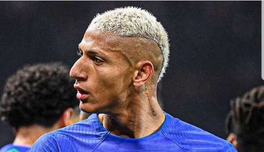 Richarlison se pronuncia nas redes sociais após sofrer ato de racismo em jogo da seleção brasileira