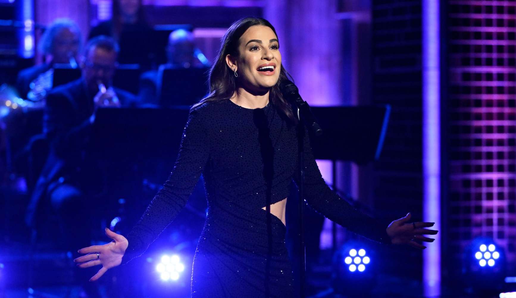 Lea Michele apresenta número musical de “Funny Girl” no palco do Jimmy Fallon Show