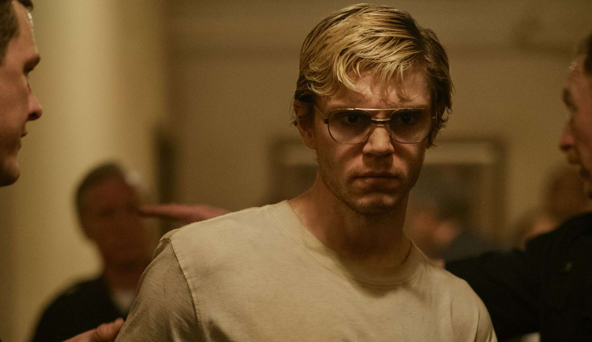 Evan Peters fala sobre preparação para interpretar serial killer Jeffrey Dahmer