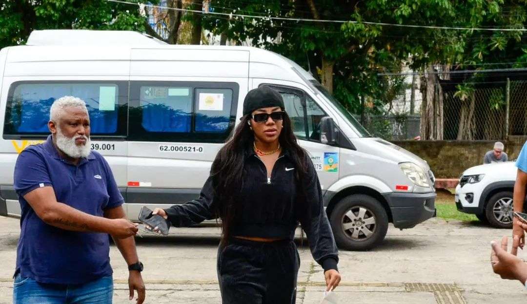 Famosos comparecem às urnas logo cedo neste domingo