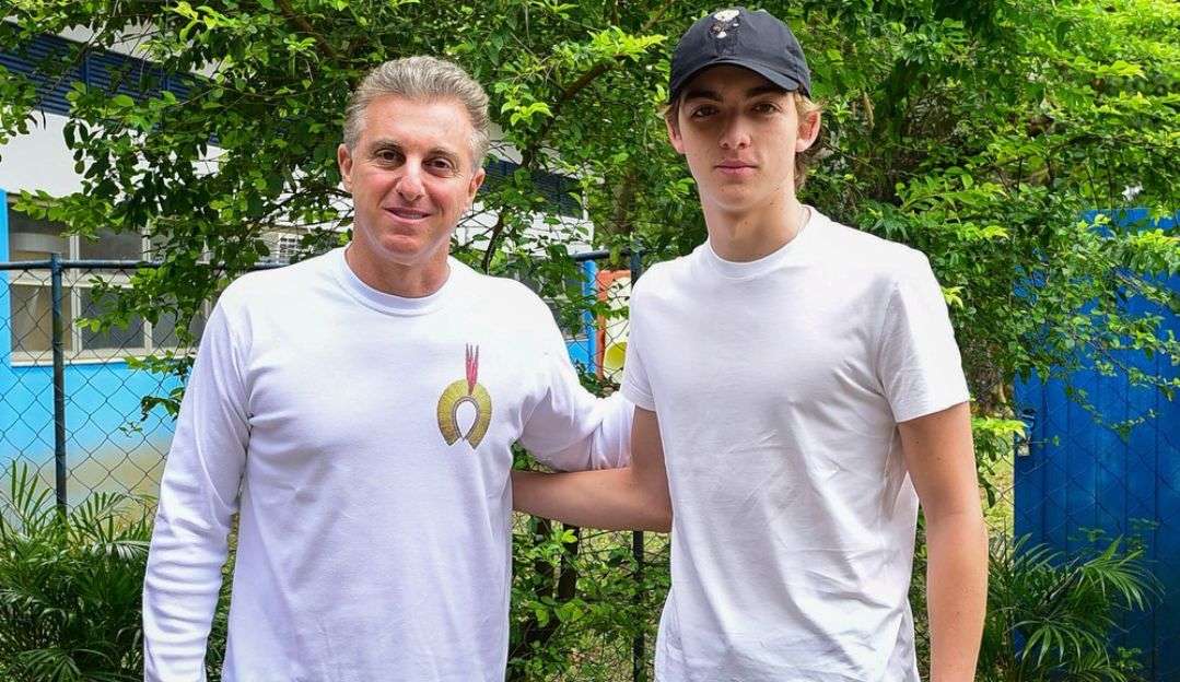 Joaquim, filho de Angélica e Luciano Huck, vota pela primeira vez aos 17 anos