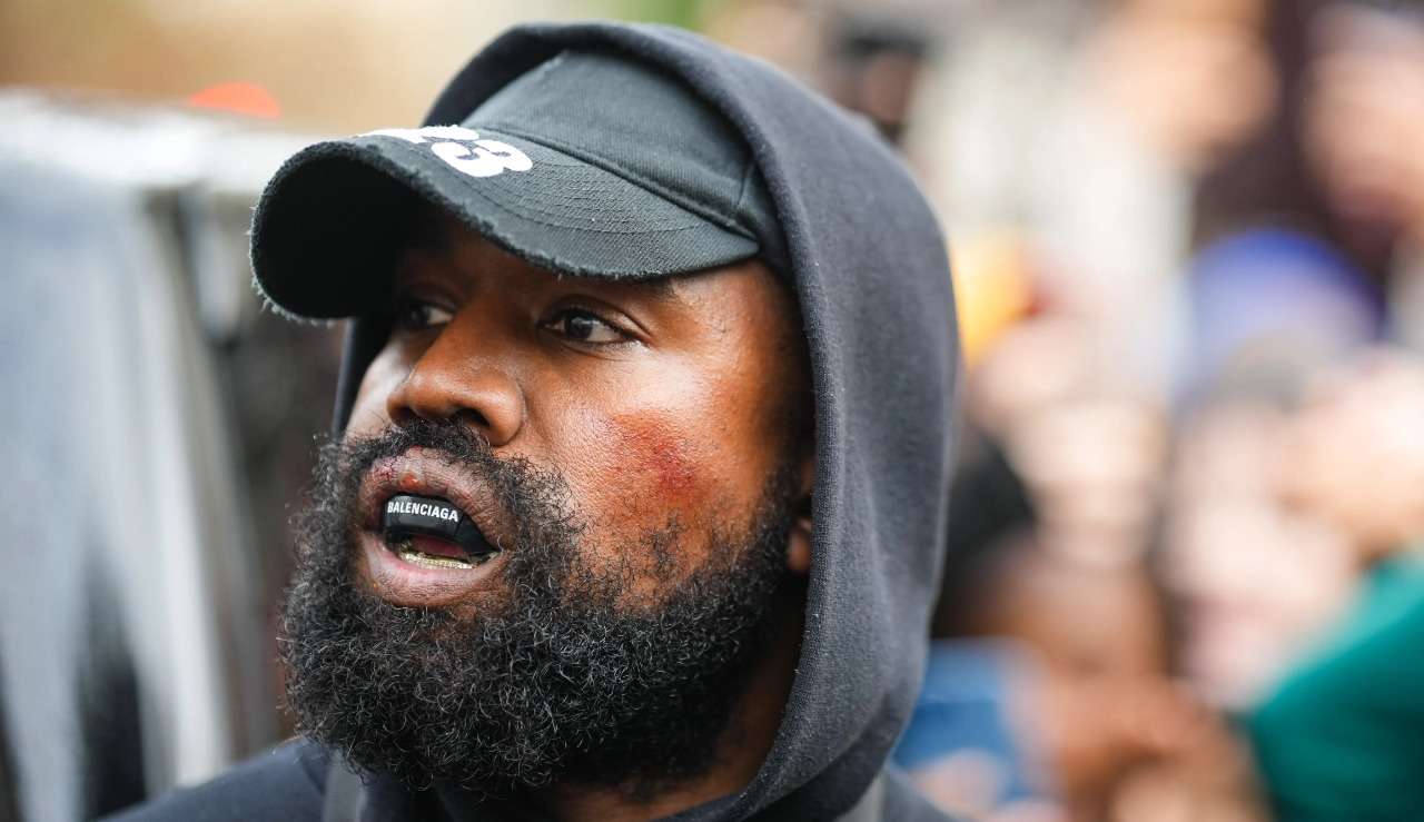 Kenye West choca ao aparecer com maquiagem de hematomas durante o Paris Fashion Week