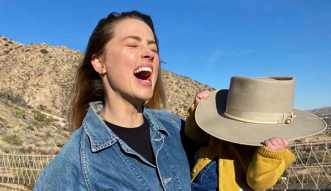 Amber Heard passeia com a filha e a namorada, Bianca Butti, na Espanha