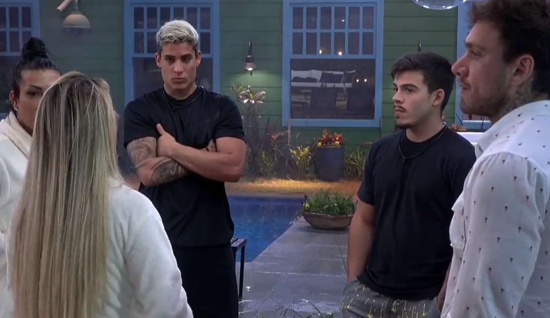 A Fazenda: Peões analisam perfil de Tati Zaqui no reality