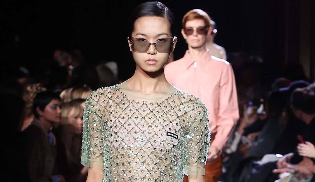 Miu Miu apresenta desfile primavera/verão 2023