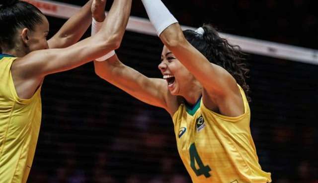 Bloqueio se torna ponto forte na Seleção feminina de vôlei e Carol se destaca