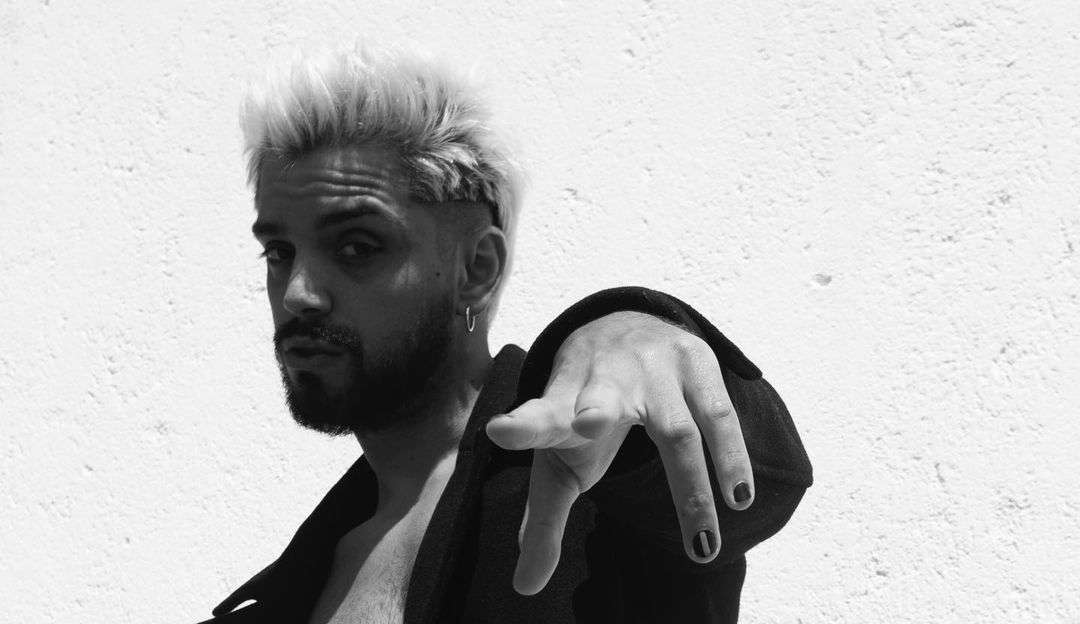 Rodrigo Simas estreia seu primeiro monólogo no teatro com direito a cena de nudez