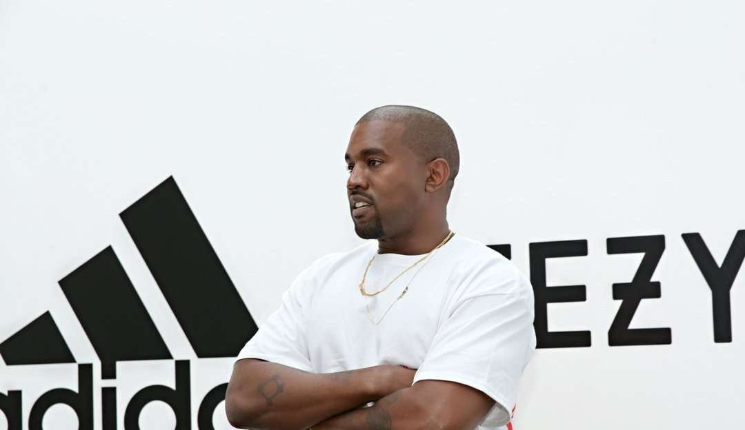 Adidas afirma que vai reavaliar parceria com Kanye West