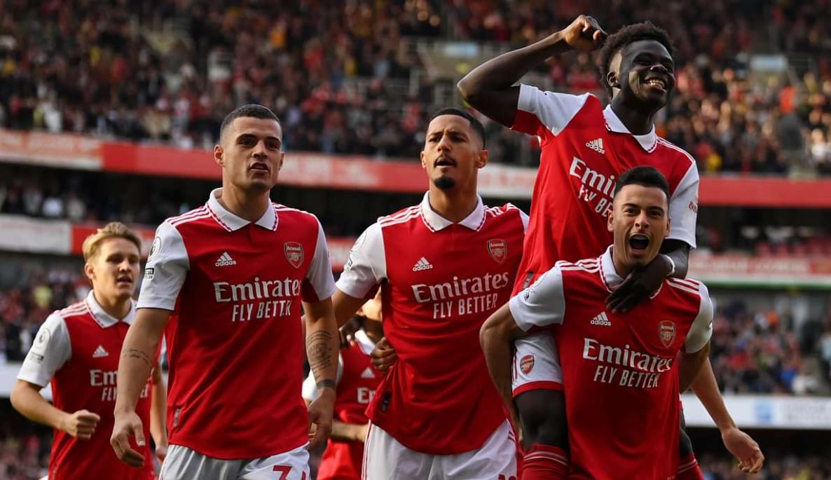 Arsenal vence o Liverpool e segue na liderança da Premier League