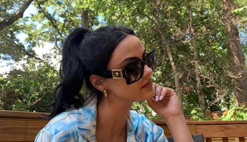 Penteados fáceis da Camila Mendes para se inspirar