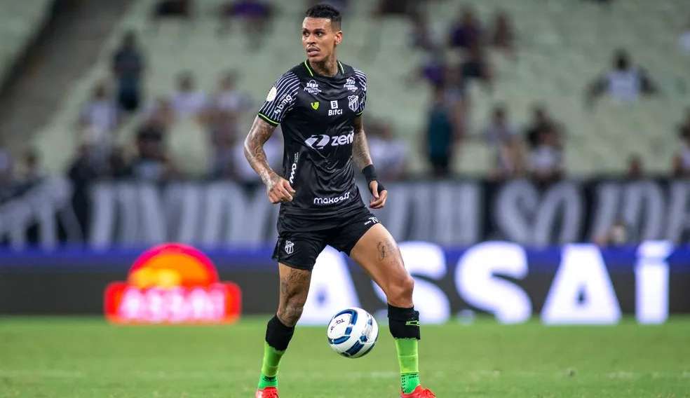 Volante Richard Coelho deixa o campo de ambulância após levar bolada no rosto