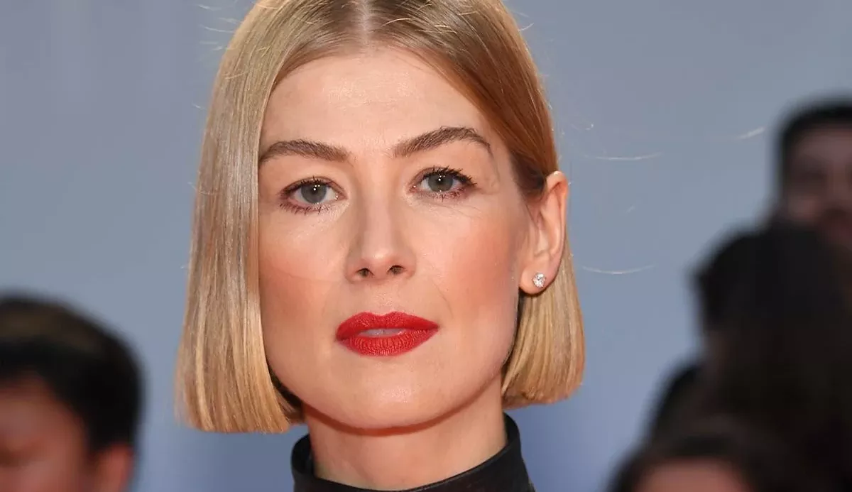 Rosamund Pike revela que todos os prêmios recebidos são enterrados no jardim