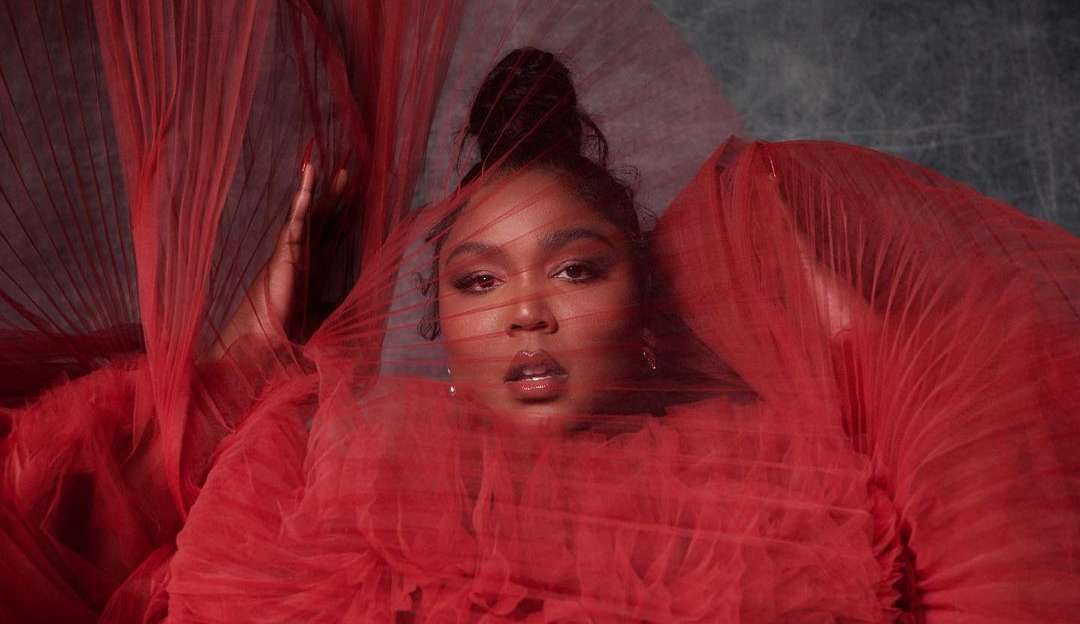Durante show no Canadá, Lizzo rebate comentários de Kanye West sobre seu peso