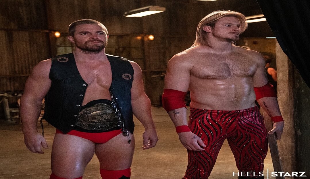 Stephen Amell e Alexander Ludwig tem primeiras imagens divulgadas no seriado “Heels”